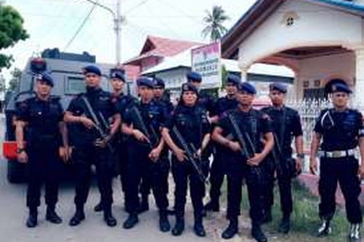Sejumlah anggota kepolisian Polda Gorontalo mengamankan sejumlah obyek saat menjelang pelantikan Bupati dan wakil Bupati di Provinsi Gorontalo