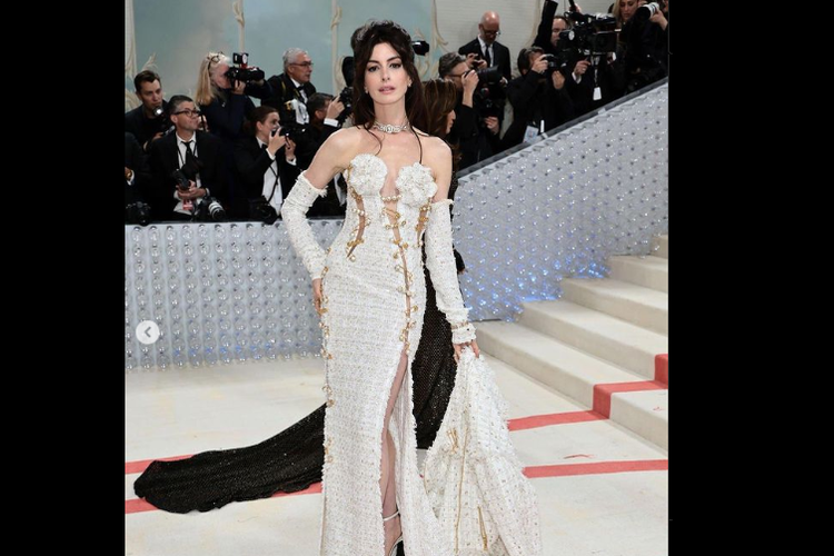 Anne Hathaway di Met Gala 2023