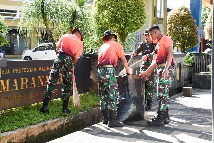 Sejumlah anggota TNI dan warga membersihkan halaman Gereja Maranatha Ambon, Kamis (22/92/2022)