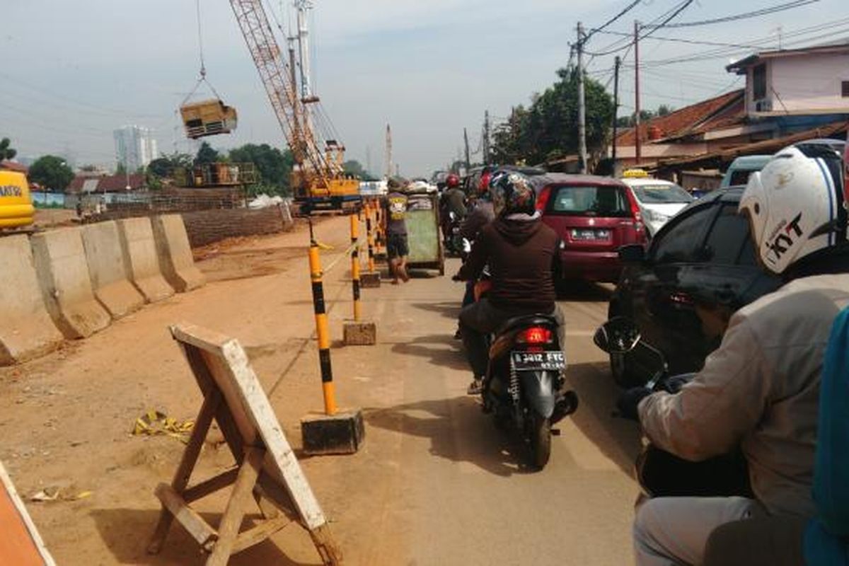 Proyek pengerjaan Tol Becakayu di Jalan Inspeksi Kalimalang. Dampaknya ruas jalan menjadi menyempit dan menyebabkan macet. Selasa (21/6/2016)