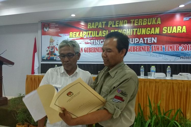 Pihak KPU Trenggalek, Jawa Timur, menyerahkan hasil rekapitulasi surat suara tingkat kabupaten, terhadap salah satu tim sukses pasangan calon gubernur dan wakil gubernur Jawa Timur, Rabu (04/07/2018)