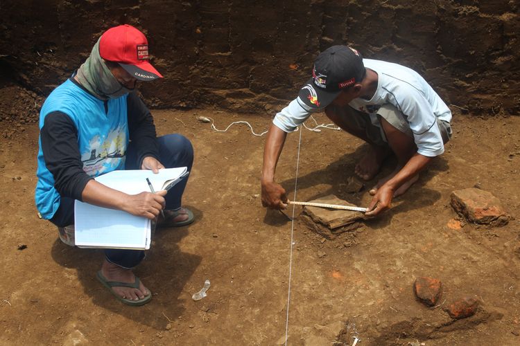 Struktur bata diduga bekas peninggalan Kerajaan Singosari yang ditemukan di Desa Ngenep, Kecamatan Karangploso, Kabupaten Malang, Sabtu (17/10/2020).