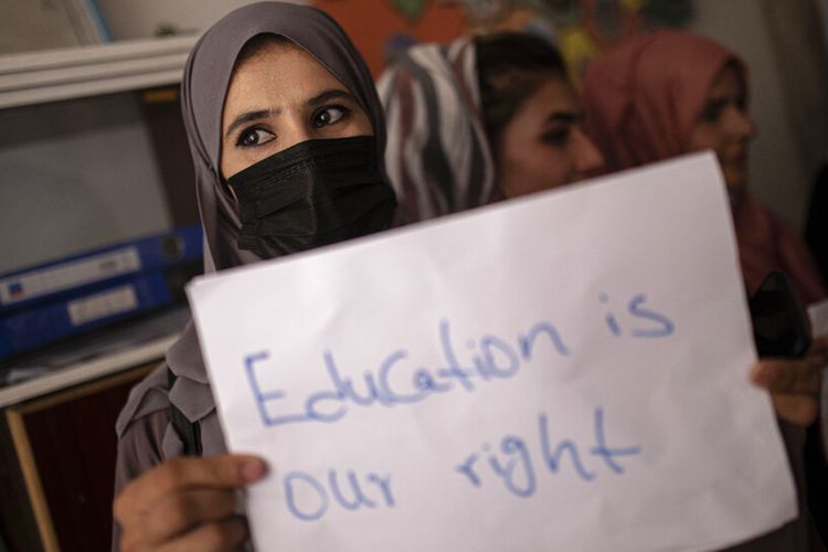 Perempuan, guru, dan siswa Afghanistan berdemonstrasi di dalam sekolah swasta untuk menuntut hak dan kesetaraan pendidikan bagi perempuan dan anak perempuan, dalam pertemuan Hari Guru Nasional, di Kabul, Afghanistan, Selasa, 5 Oktober 2021. 