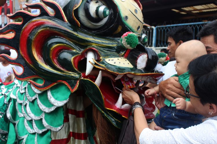 Suasana saat Barongsai Kilin diarak menuju tempat ritual pemandian di Pulo Geulis, Bogor, Jawa Barat. Warga Tionghoa Bogor rutin memandikan kilin, di Sungai Ciliwung. Kilin merupakan kasta tertinggi dari tradisi barong.