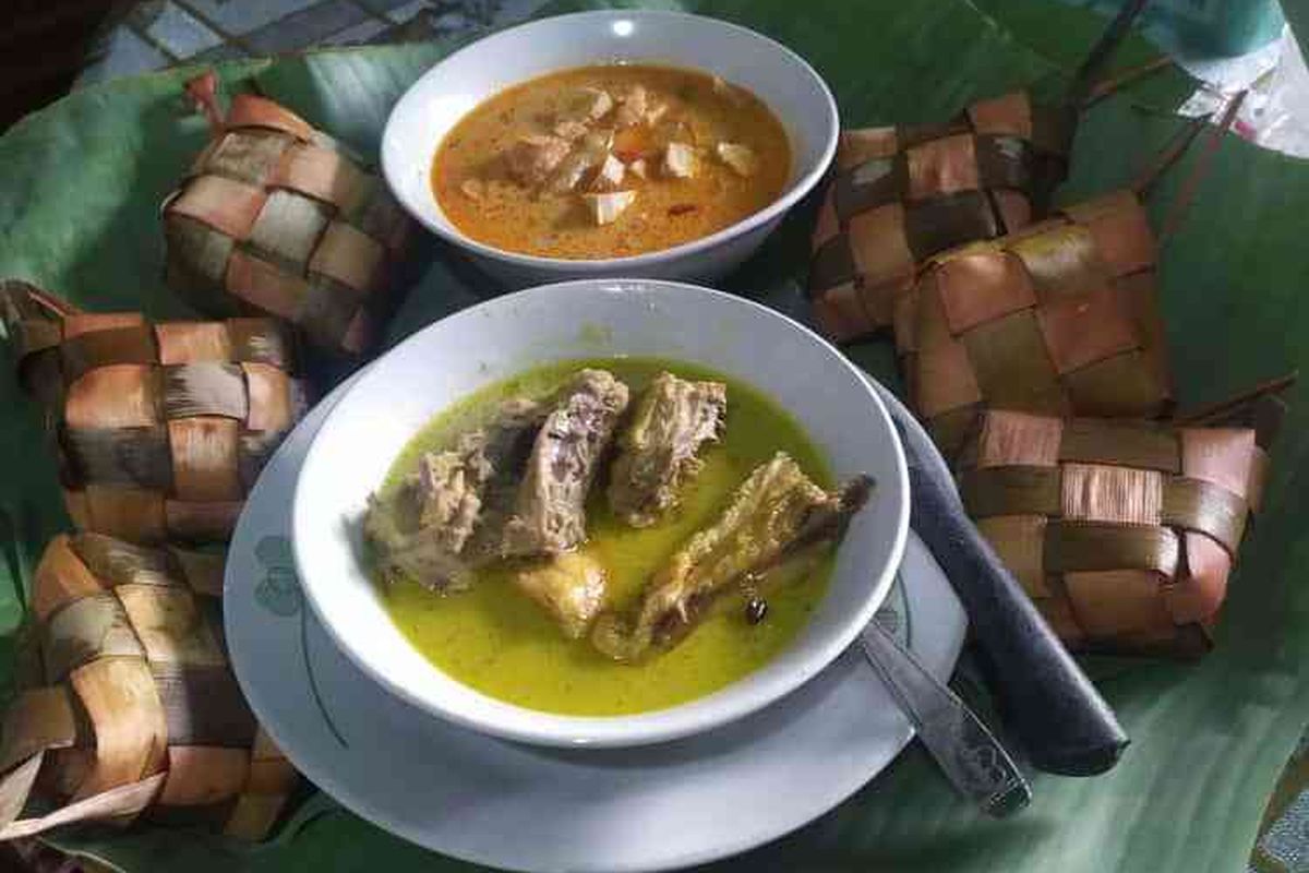 Menu pada momen kupatan, ketupat serta sayur opor dengan kuah santan.