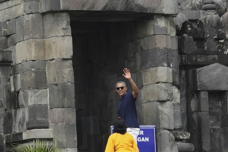 Mantan presiden AS Barack Obama melambaikan tangan saat berwisata di Candi Prambanan, Yogyakarta, Kamis (29/6/2017). Obama berlibur ke Indonesia selama 10 hari dan berencana mengunjungi sejumlah kota, yaitu Bali, Yogyakarta, dan Jakarta.