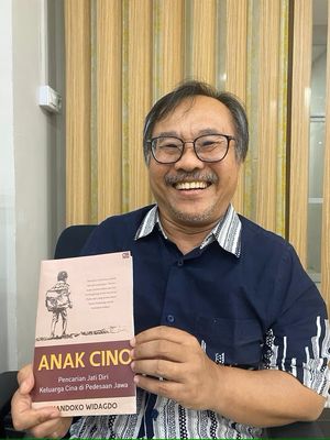 Handoko Widagdo menulis buku Anak Cino mengenai sejarah keluarganya.