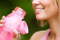 5 Cara Menghilangkan Bau Tidak Sedap di Botol Air Minum
