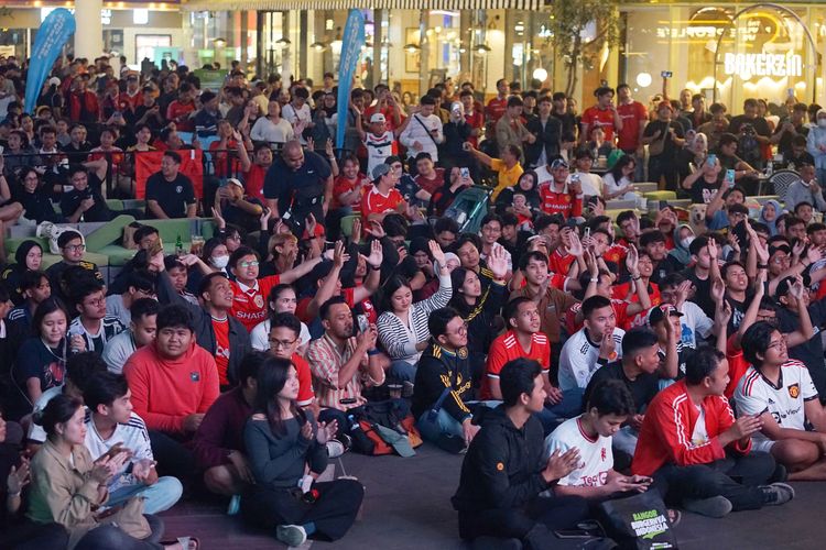 Suasana acara Nonton Bareng Sepak Bola Football Day Out Man United vs Man City di Avenue of The Stars, Lippo Mall Kemang, Jakarta, pada Sabtu (17/1/2026).