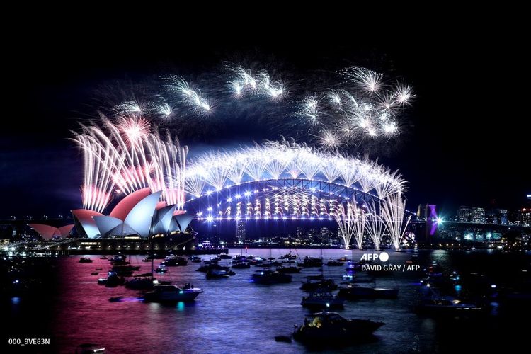 Pesta kembang api di langit Pelabuhan Sydney yang ikonik, Jumat (31/12/2021).