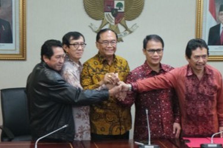 Sidarto Danusubroto (tengah), bersama Ketua Fraksi PDI Perjuangan di MPR Yasona Laoly dan Sekretaris Fraksi PDI Perjuangan di MPR Ahmad Basarah saat berfoto bersama seusai jumpa pers pelantikan Sidarto sebagai Ketua MPR, di Gedung Parlemen, Jakarta, Kamis (4/7/2013).