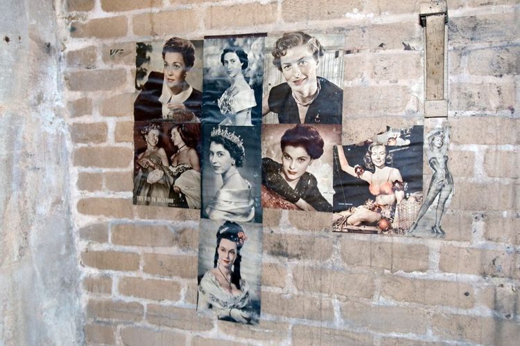 Foto-foto Ratu Elizabeth II, Putri Margaret, dan para aktor serta selebriti yang ditempel di dinding Burlington Bunker, Inggris.