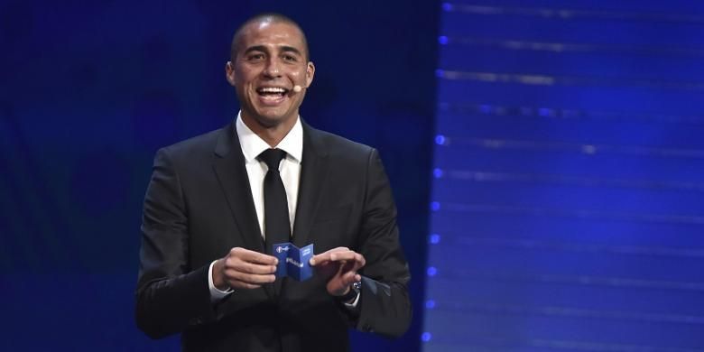 Mantan penyerang Juventus, David Trezeguet, membacakan hasil undian Piala Eropa 2016 di Paris, Perancis, pada 12 Desember 2015. Trezeguet memprediksi negaranya, Perancis, juara Piala Dunia Qatar 2022.