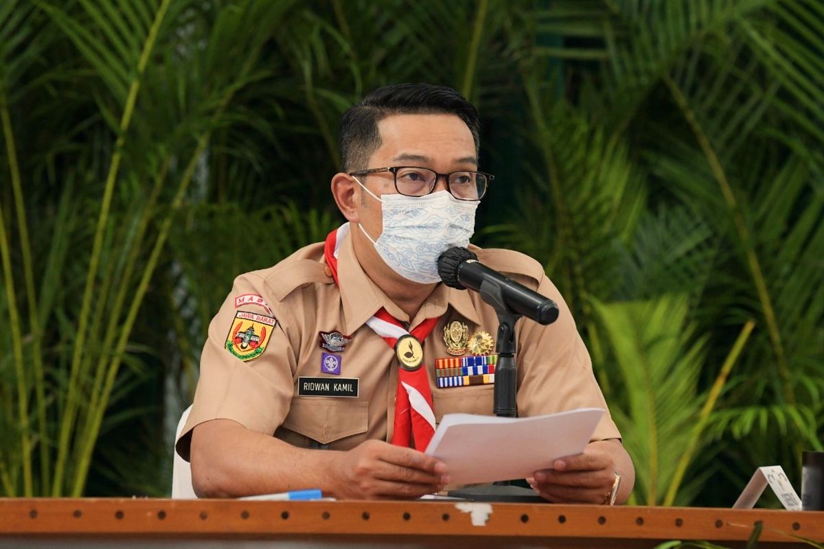 Gubernur Jawa Barat Ridwan Kamil saat memimpin Rapat Komite Kebijakan Penanganan Covid-19 dan Pemulihan Ekonomi Daerah Jawa Barat di Gedung Sate, Kota Bandung, pada Rabu (14/4/2021).