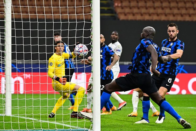 Penyerang Inter Milan, Romelu Lukaku, saat mencetak gol ke gawang Borussia Moenchengladbach, Kamis (22/10/2020) dini hari WIB.