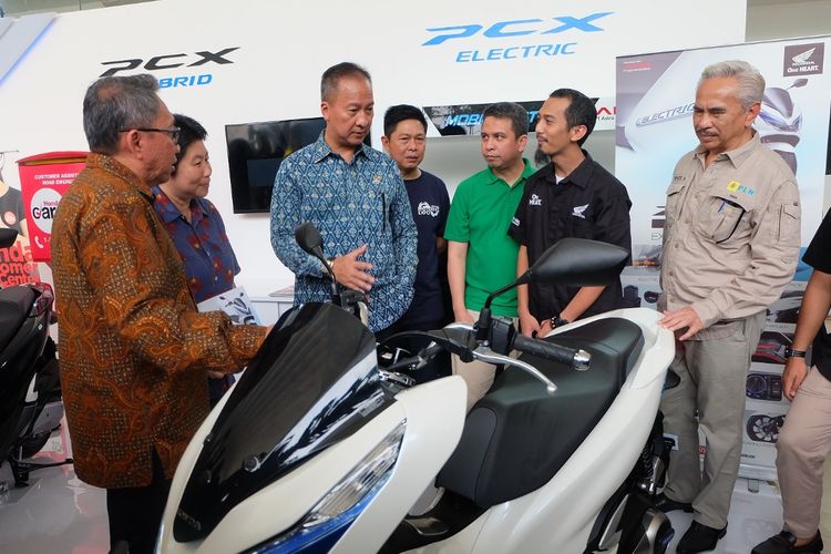 Menperin Agus Gumiwang Kartasasmita mengunjugi booth Honda di IIMS Motobike Expo 2019