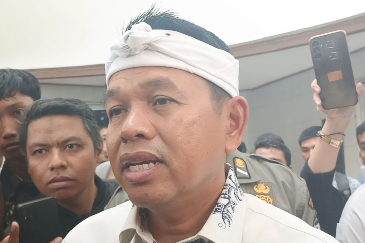 Gubernur Jabar, Dedi Mulyadi usai menghadiri acara Dinas Pendidikan Jawa Barat di Gedung Sabuga ITB, Kota Bandung, Kamis (2/10/2025).