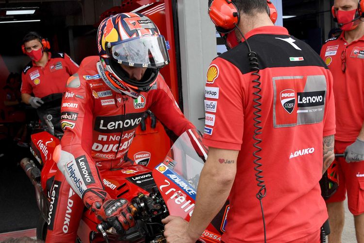 Pebalap tim Ducati Lenovo Australia Jack Miller bersiap untuk balapan selama sesi latihan balapan MotoGP Grand Prix Indonesia di Sirkuit Internasional Mandalika di Kuta Mandalika di Lombok Tengah, Jumat (18/3/2022).