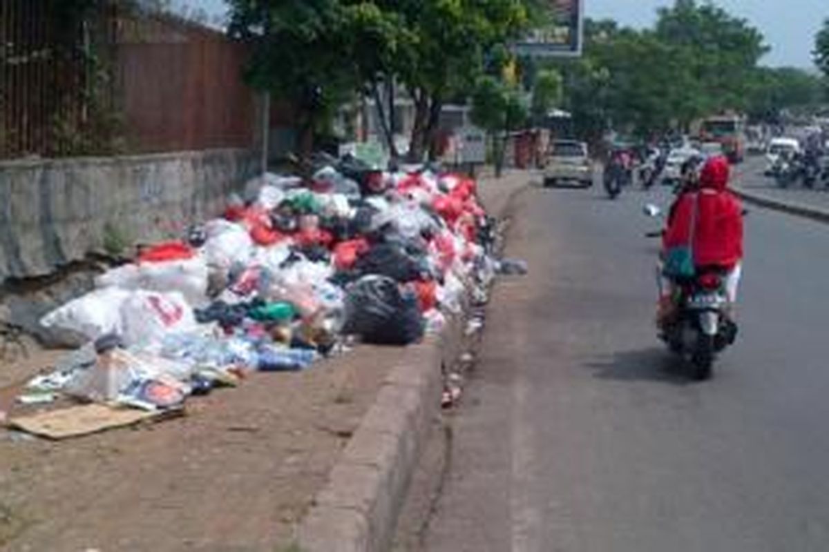 Tumpukan sampah di Jalan HOS Cokroaminoto depan Ramayana Mall, Selasa (29/7/2014). 