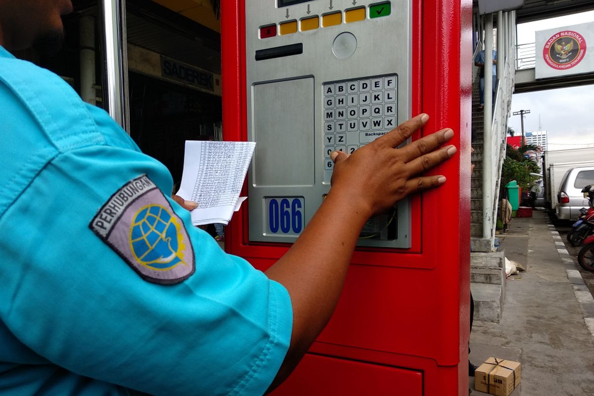 Petugas memasukkan nomor kendaraan yang parkir di ruas jalan Hayam Wuruk, Jakarta Barat, Selasa (12/12/2017).