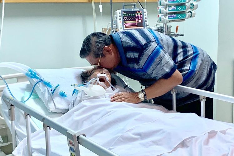 Foto yang diunggah di akun Twitter @sbyudhoyono pada 13 Agustus 2019 ini memperlihatkan Presiden keenam RI Susilo Bambang Yudhoyono tengah mencium ibunya, Siti Habibah, yang tengah dirawat di Rumah Sakit Mitra Keluarga Cibubur.