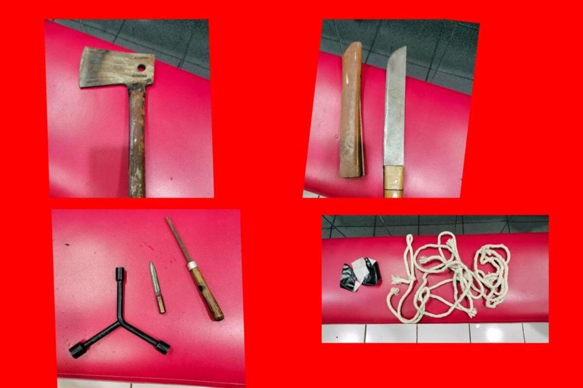 Barang bukti yang diamankan polisi dalam kasus perampokan Pizza Hut di Desa Nagrak, Kecamatan Gunung Putri, Kabupaten Bogor, Jawa Barat, Senin (15/1/2024).