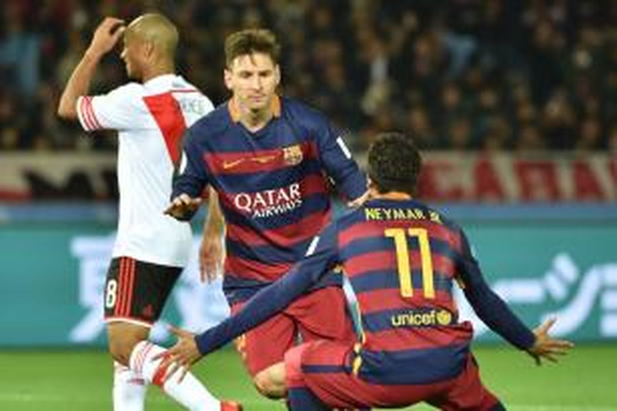 Pemain Barcelona, Lionel Messi, melakukan selebrasi usai membobol gawang River Plate pada laga final Piala Dunia Antarklub di Stadion Nissan, Yokohama, Minggu (20/12/2015).