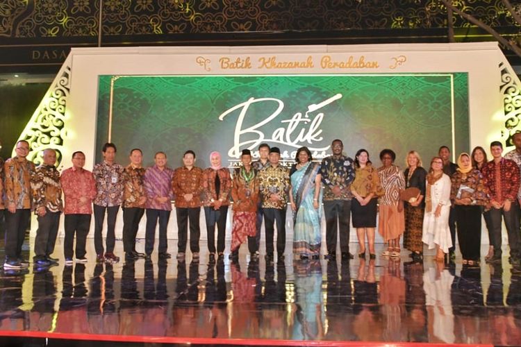 Peringatan Dasawarsa Batik sebagai Warisan Budaya Takbenda UNESCO di halaman kantor Kemendikbud, Rabu (2/10/2019).