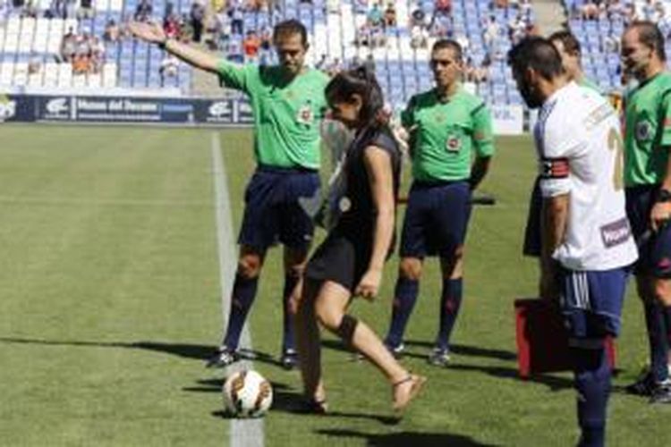 Pebulu tangkis Spanyol, Carolina Marin (tengah), melakukan tendangan kick-off pada pertandingan sepakbola Divisi Dua Spanyol antara Recreativo Huelva dan Unió Esportiva Llagostera, Sabtu (6/9/2014).