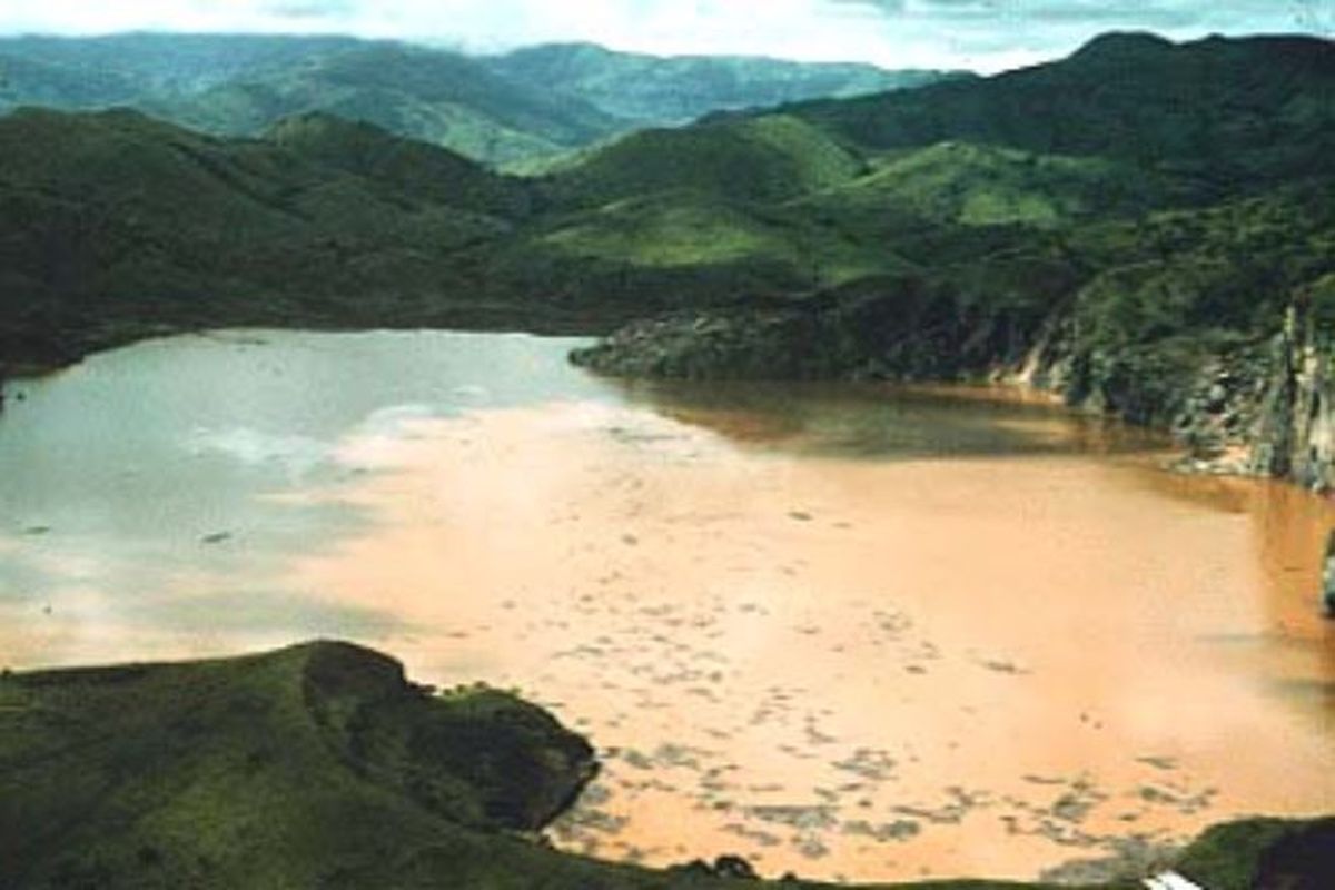 Danau Nyos meledak pada 21 Agustus 1986, awan karbon dioksida (CO2) yang mematikan meledak dari dasar perairan Danau Nyos di barat laut Kamerun, menewaskan 1.746 orang dan sekitar 3.500 ternak.