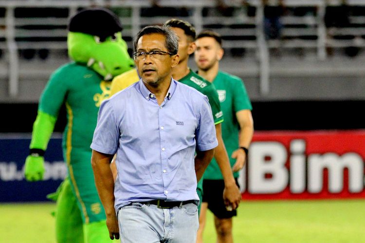 Ekspresi pelatih Persebaya Surabaya, Aji Santoso seusai pertandingan pekan ke-8 Liga 1 2022-2023 melawan Bali United yang berakhir dengan skor 0-1 di Stadion Gelora Bung Tomo Surabaya, Jumat (2/9/2022) sore. 