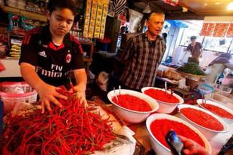 Kios bumbu masakan di Pasar Bukittinggi, Sumatera Barat, Selasa (9/7/2013). Kios tersebut menyediakan berbagai macam racikan bumbu untuk masakan khas Mingakabau.