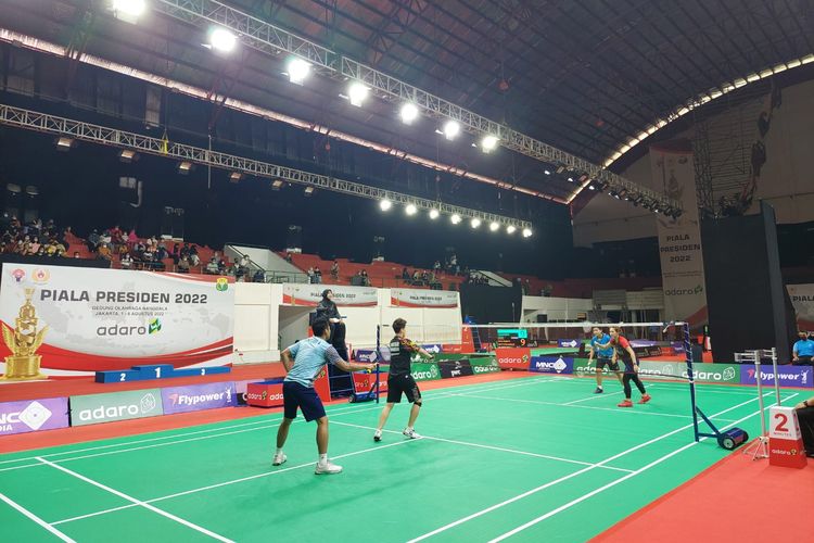 Tontowi Ahmad/Liliyana Natsir melawan Ribka Sugiarto/Siti Fadia Silva Ramadhanti pada laga ekshibisi di Piala Presiden 2022 di GOR Nanggala, Cijantung, Jakarta Timur, Sabtu (5/8/2022). 