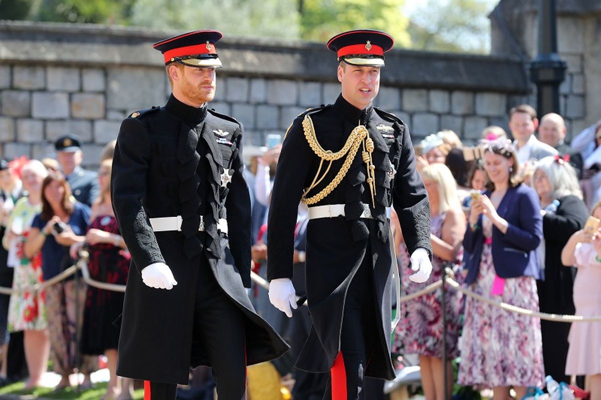 Pangeran Harry atau Duke of Sussex tiba dengan pendamping (best man)  Pangeran William, Duke of Cambridge, di Kapel St Georges, Windsor Castle, Sabtu (19/5/2018). 