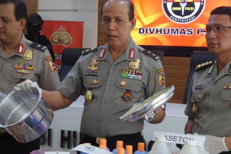 Kepala Divisi Humas Polri Irjen Boy Rafli Amar memperlihatkan jenis panci yang digunakan sebagai wadah bom yang diledakkan di Bandung beberapa waktu lalu. Sejumlah barang bukti dari hasil penggeledahan juga diperlihatkan di Divisi Humas Polri, Jakarta, Senin (13/3/2017).