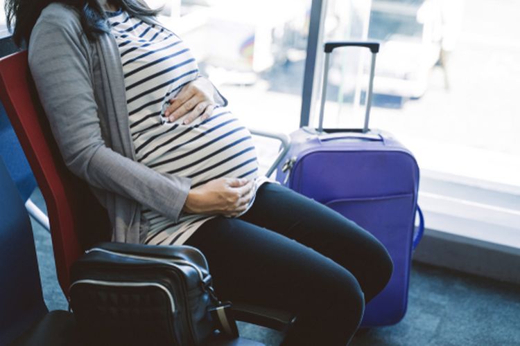 Ilustrasi liburan saat hamil, apakah ibu hamil aman bepergian, berbahayakah guncangan kendaraan saat hamil. 