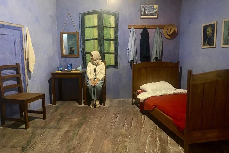 Spot foto dari lukisan Kamar Tidur Vincent di Arles, yang ada di pameran Van Gogh Alive Jakarta..