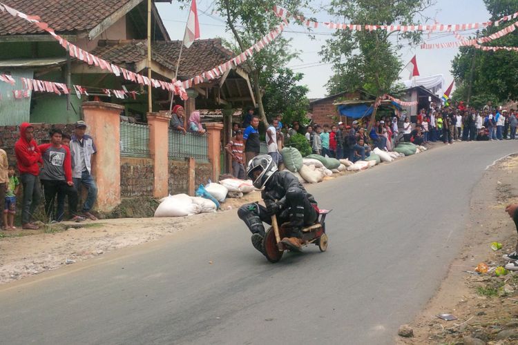 Seorang pebalap lori melintasi lintasan sirkuit Cicantayan, Sukabumi, Jawa Barat, Sabtu (19/8/2017).