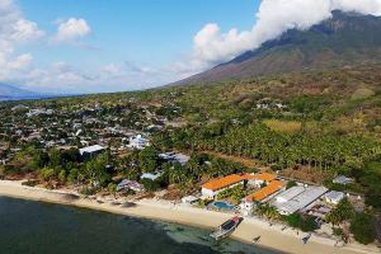 Pantai Besar di kota Larantuka, Flores Timur, Nusa Tenggara Timur.