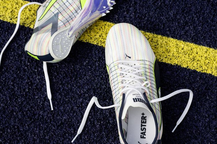 Sepatu kolaborasi Puma x Mercedes AMG Petronas F1