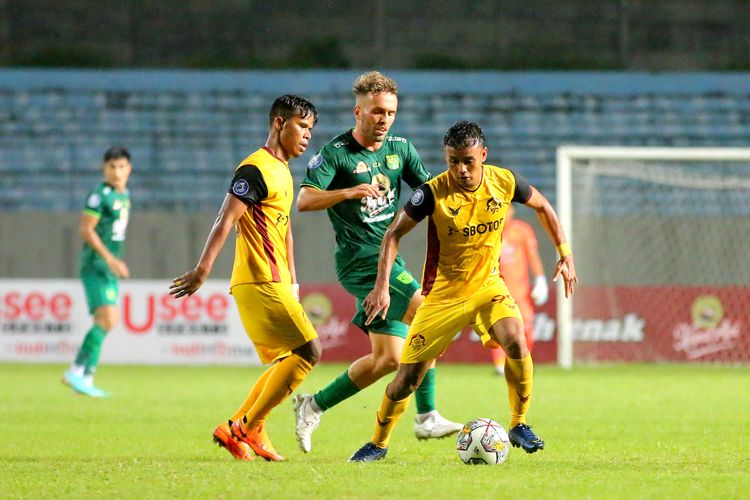 Pemain asing Persebaya Surabaya Ze Valente dijaga ketat dua pemain Persikabo 1973 pada pertandingan tunda pekan ke-18 Liga 1 2022-2023 yang berakhir dengan skor 3-2 di Stadion Gelora Joko Samudro Gresik, Sabtu (25/3/2023) malam.