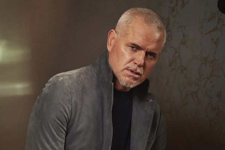 Eric Dane dalam sebuah pemotretan bersama Gio. Eric Dane meninggal di usia 53 tahun setelah berjuang melawan ALS, penyakit saraf progresif yang ia pilih untuk dibagikan secara terbuka kepada publik sejak 2025.