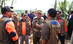 Tinjau Penanganan Longsor di Cilacap, Mendagri: Penanganannya Sudah Sistematis, Logistik Cukup