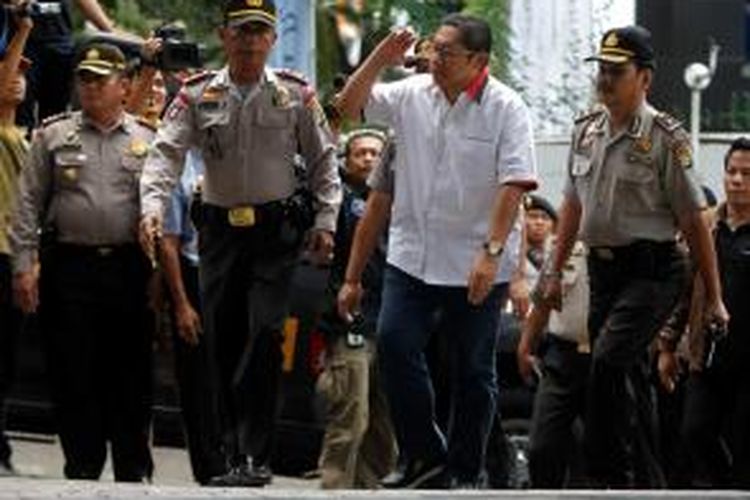 Mantan Ketua Umum Partai Demokrat, Anas Urbaningrum, memenuhi panggilan Komisi Pemberantasan Korupsi (KPK) untuk menjalani pemeriksaan di Kantor KPK, Jakarta, Jumat (10/1/2014). Anas diperiksa terkait kasus korupsi proyek Hambalang yang juga melibatkan mantan Menteri Pemuda dan Olahraga, Andi Mallarangeng.  