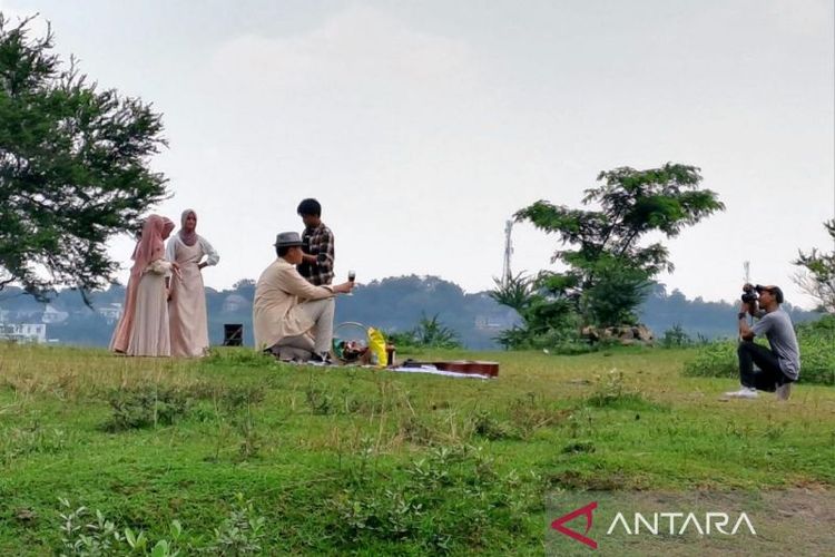 Pengunjung sedang melakukan sesi foto di Bukit Senja, Semarang, Selasa (31/1/2023), yang menjadi alternatif destinasi wisata di Semarang.