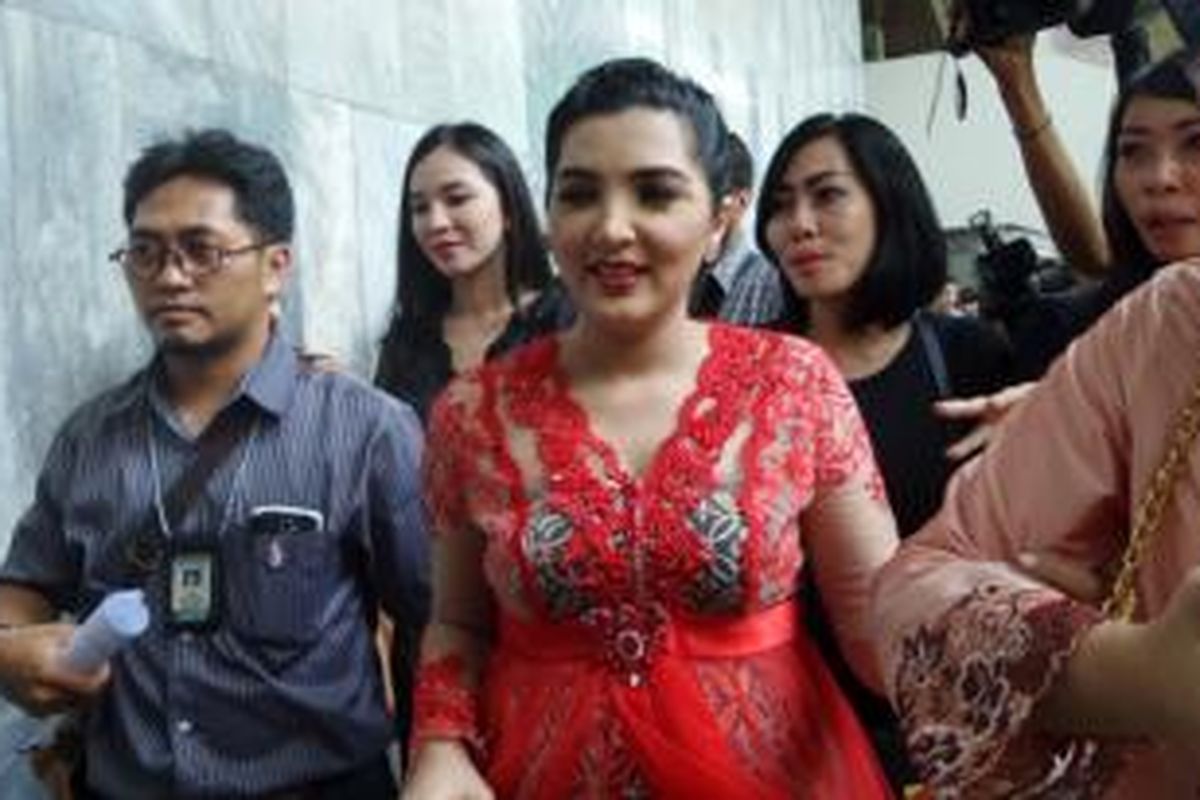 Vokalis Ashanty Siddik ditemani manajernya, di sela acara pelantikan suaminya, artis musik Anang Hermansyah sebagai anggota Dewan Perwakilan Rakyat periode 2014-2019, di Gedung DPR, Senayan, Jakarta, Rabu (1/10/2014).