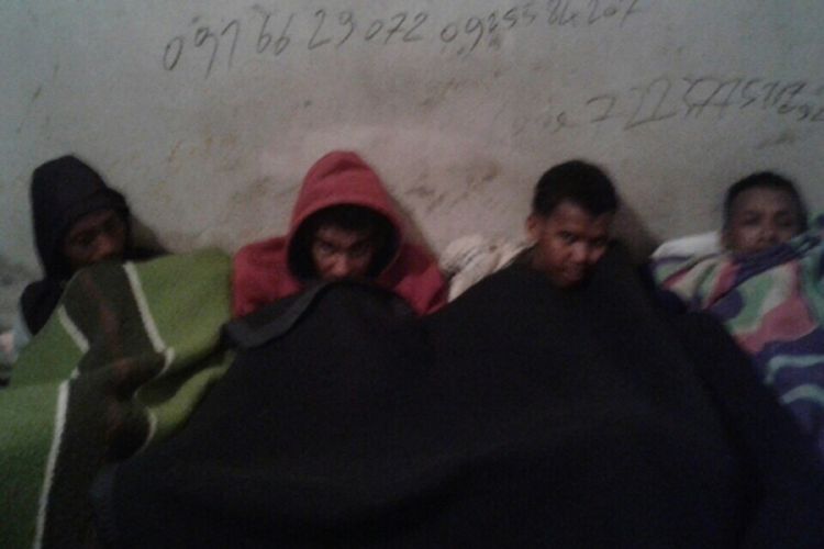 Para budak tidur dengan mengenakan selimut. Setiap hari, mereka hanya mendapat sedikit makanan, dan terus didesak agar mau membayar sejumlah uang sebagai ganti kebebasan mereka.