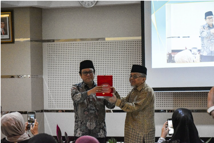 Pendiri dan Pemimpin Umum majalah Mata Air, Edfian Noerdin (kiri) saat menyerahkan penghargaan kepada Buya Taufiq Ismail (kanan) sebagai Tokoh Literasi yang mendedikasikan hidupnya bagi literasi bangsa (26/11/2023).