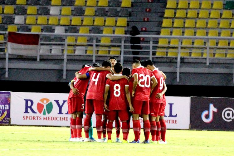 Pemain timnas Indonesia doa bersama sebelum pertandingan Kualifikasi Piala Asia U20 2023 melawan Timor Leste yang berakhir dengan skor 4-0 di Stadion Gelora Bung Tomo, Surabaya, Rabu (14/9/2022). Terkini, laga Indonesia vs Vietnam akan tersaji pada matchday pamungkas Grup F, Minggu (18/9/2022).