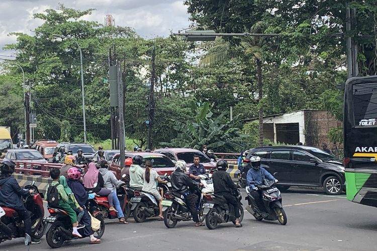 Suara klakson saling bersahutan gara-gara banyak pemotor yang langgar aturan di Perempatan Jalan Sersan Aswan dan Cut Mutia, Margahayu, Kecamatan Bekasi Timur, Kota Bekasi, Kamis (7/6/2024).
